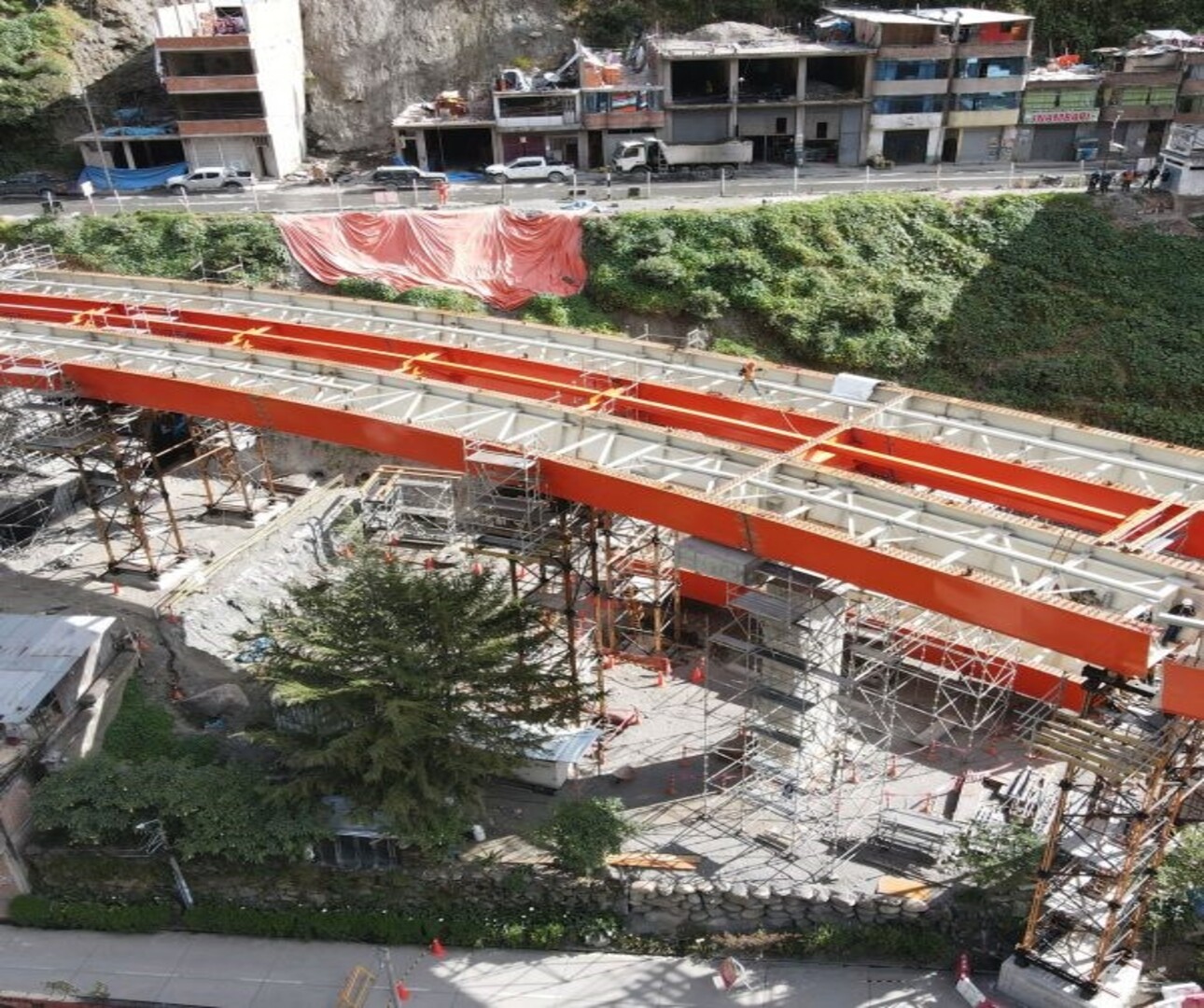 Montaje de vigas metálicas de un puente sobre estructura de andamios