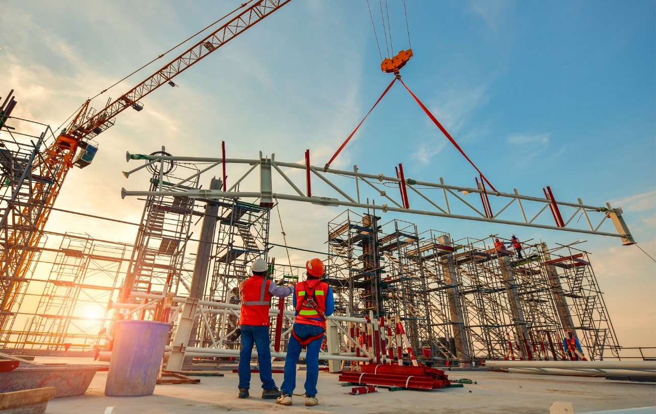 Personal técnico de SMET supervisando el montaje de estructuras metálicas en obra