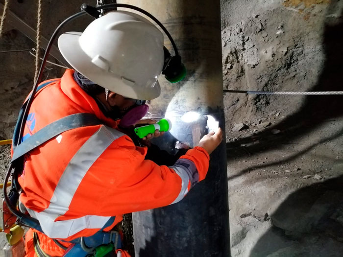 Técnico de SMET realizando una inspección en campo con iluminación puntual