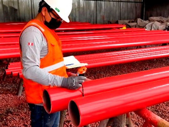 Inspección dimensional de spools de tubería pintados de rojo en taller
