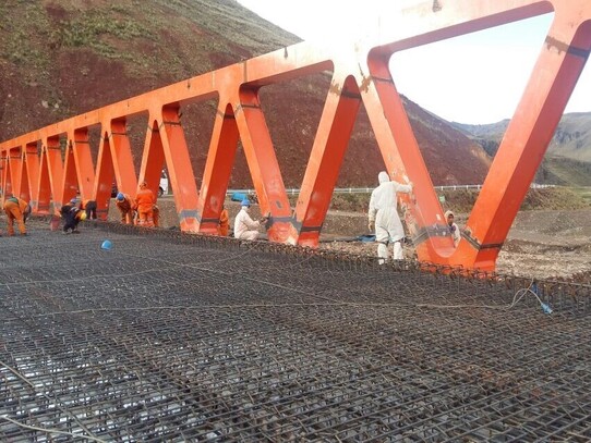 Estructura metálica tubular pintada en color naranja instalada en obra